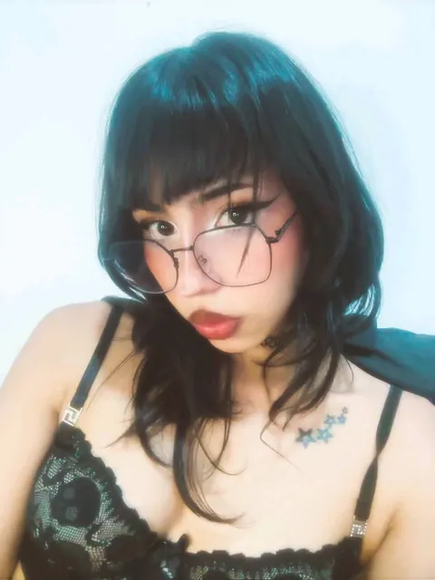 Lizz with glasses on her YapMeet profile card